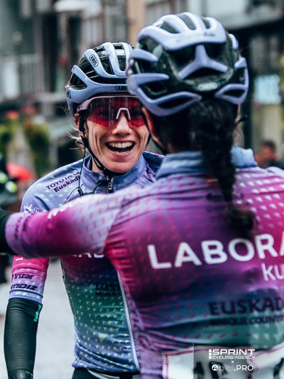 L'abbraccio con la Ostolaza, anche lei all'attacco ma frenata da una caduta e alla fine quinta