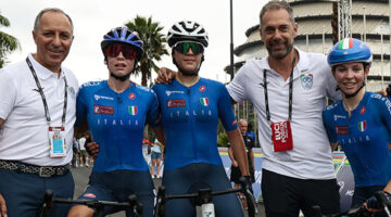 Il cittì femminile Marco Velo e il presidente FCI Cordiano Dagnoni assieme alle juniores del mondiale Silo, De Laurentiis e Pegolo