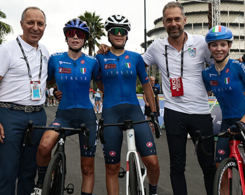 Il cittì femminile Marco Velo e il presidente FCI Cordiano Dagnoni assieme alle juniores del mondiale Silo, De Laurentiis e Pegolo
