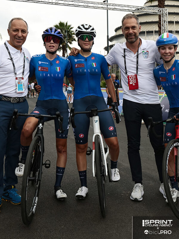 Il cittì femminile Marco Velo e il presidente FCI Cordiano Dagnoni assieme alle juniores del mondiale Silo, De Laurentiis e Pegolo