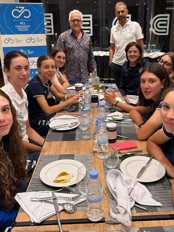 Elite, U23 e juniores. Sia ai mondiali che all'europeo, il cittì Velo si è diviso tra le tre categorie in 15 giorni (foto instagram)