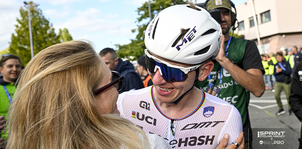 Il bacio fra Urska e Tadej al suo arrivo a Ronse, replicando una settimana dopo quanto avvenuto a Kigali