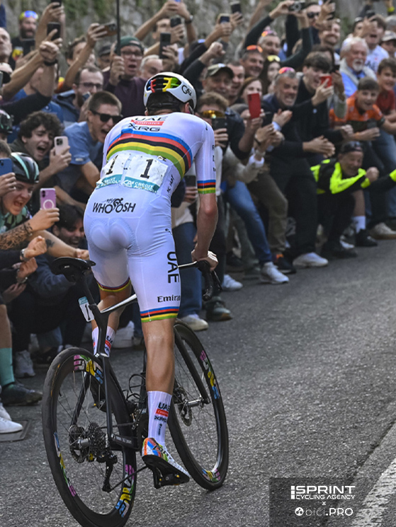 Giro di Lombardia 2025, Tadej Pogacar in azione sulla salita finale di Bergamo Alta