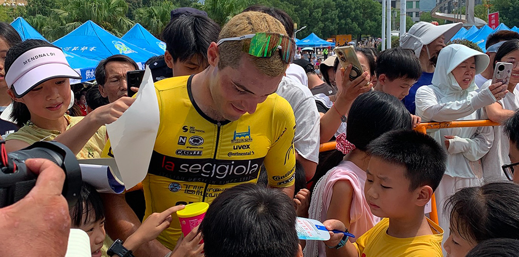 Dopo la tappa vinta al Tour of Poyang Lake, per Cataldo l'assalto dei piccoli fan