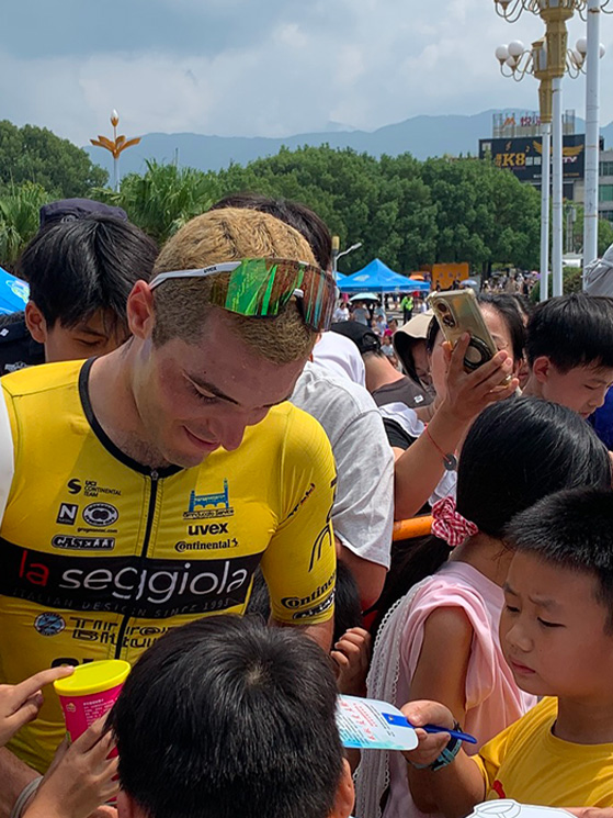 Dopo la tappa vinta al Tour of Poyang Lake, per Cataldo l'assalto dei piccoli fan