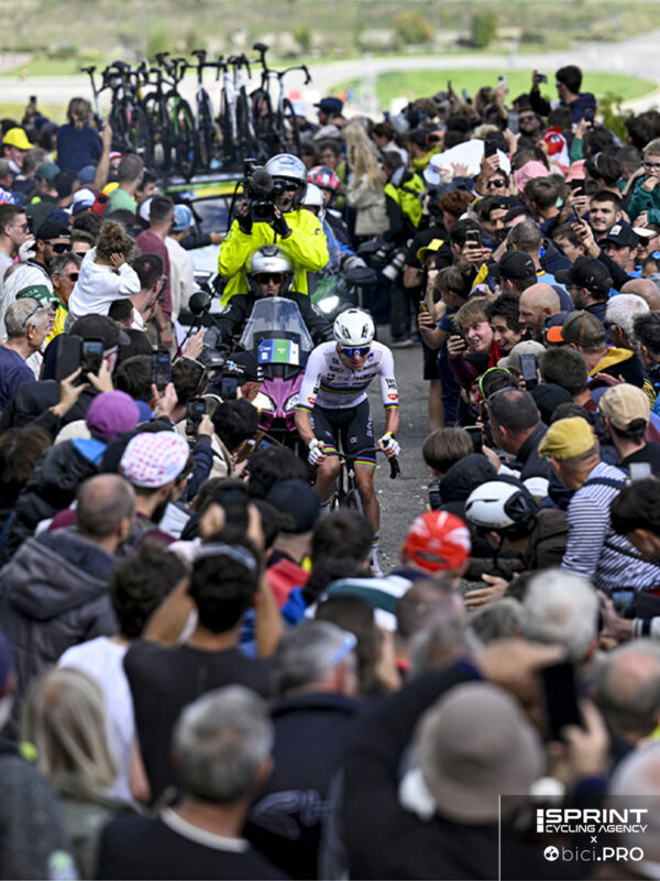 Campionati europei 2025, Drome et Ardeche, Tadej Pogacar tra la folla in salita