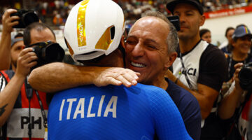 Campionati del mondo pista, Santiago del Cile 2025, abbraccio fra Elia Viviani e Cordiano Dagnoni