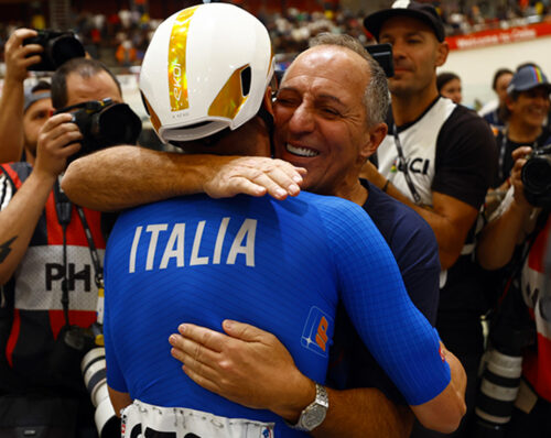 Campionati del mondo pista, Santiago del Cile 2025, abbraccio fra Elia Viviani e Cordiano Dagnoni