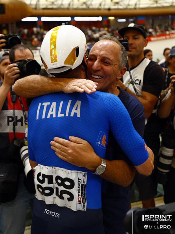 Campionati del mondo pista, Santiago del Cile 2025, abbraccio fra Elia Viviani e Cordiano Dagnoni