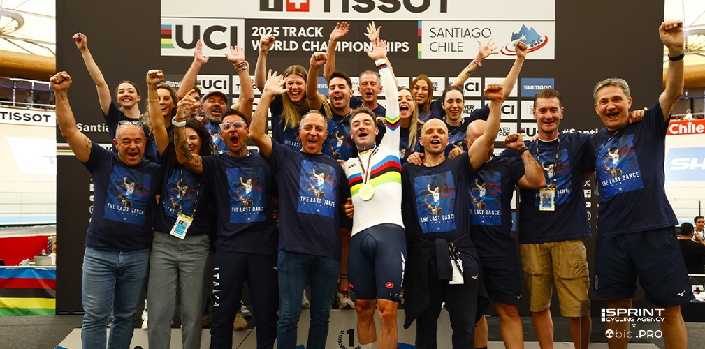 La grande festa del gruppo azzurro, tutto stretto attorno al suo profeta