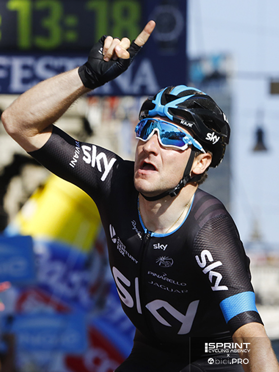 Giro d'Italia 2015, Elia Viviani vince la sua prima tappa al Giro d'Italia sul traguardo di Genova con la maglia del Team Sky