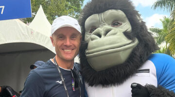 Campionati del mondo Kigali 2025, Fred Morini con il golrilla mascotte dell'evento e simbolo del Rwanda