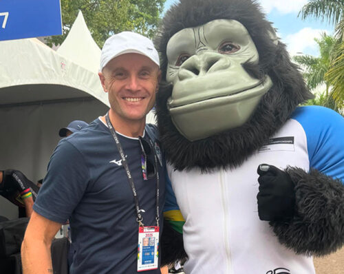 Campionati del mondo Kigali 2025, Fred Morini con il golrilla mascotte dell'evento e simbolo del Rwanda