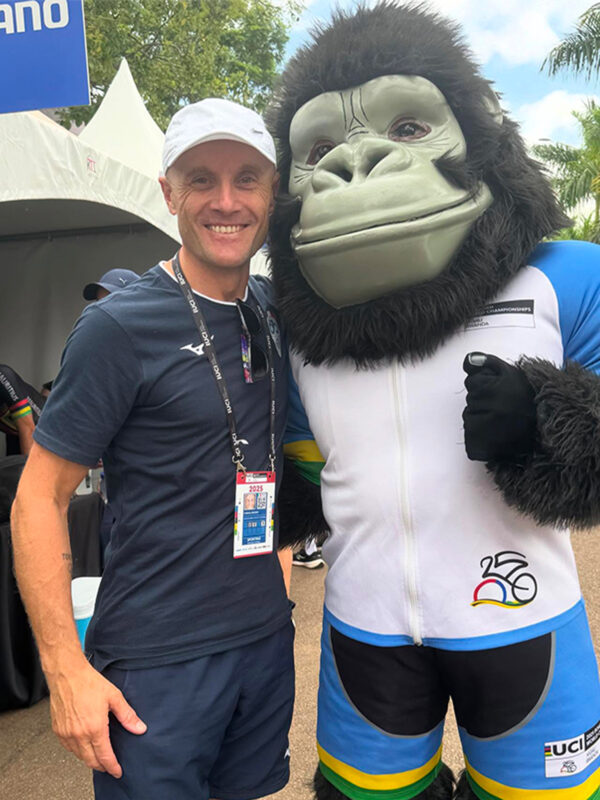 Campionati del mondo Kigali 2025, Fred Morini con il golrilla mascotte dell'evento e simbolo del Rwanda