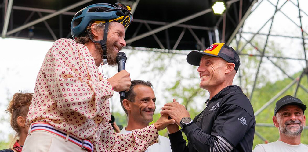 Sul palco del concerto di Jovanotti ai Laghi di Fusine, che anche Morini ha raggiunto pedalando (@nobordersmusicfestival)