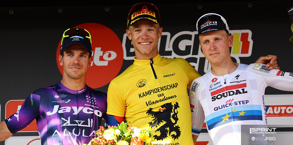 Podio Kampioenschap Van Vlaanderen 2025: Jonathan Milan, Lidl-Trek, Dylan Groenewegen, Jayco-AlUla, Tim Merlier, Soudal-QuickStep,