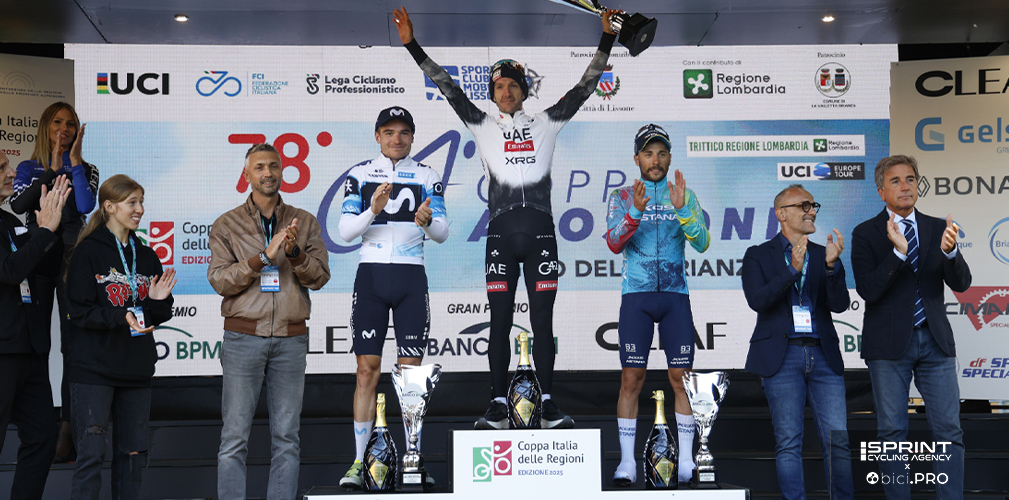 Podio Agostoni 2025: Adam Yates, Carlos Canal Blanco, Simone Velasco