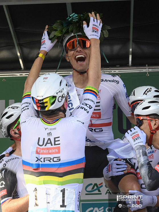 Il Lombardia 2025, Tadej Pogacar incorona Rafal Majka alla sua ultima corsa da pro', UAE Team Emirates-XRG