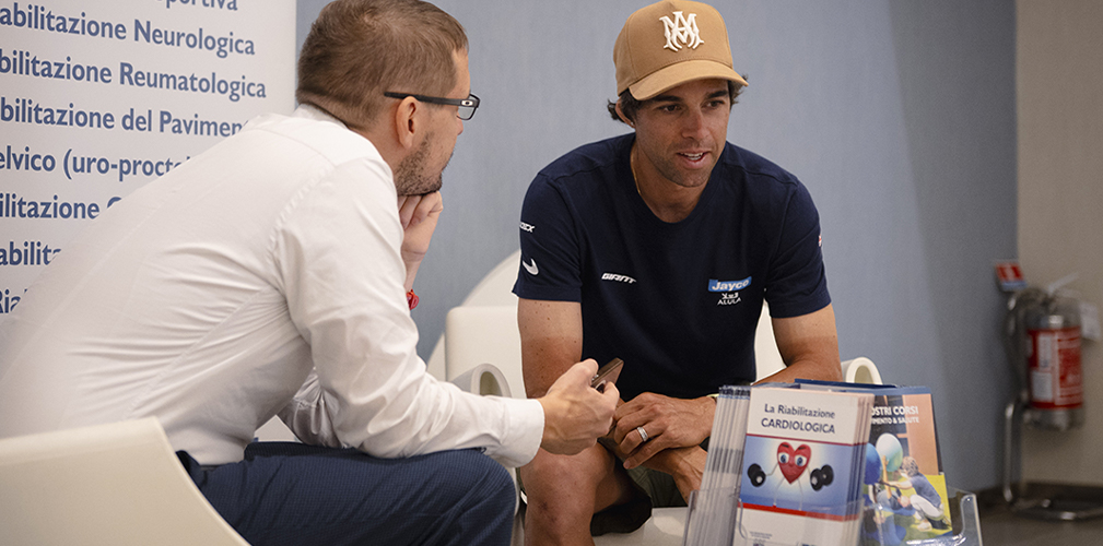 Visite Jayco AlUla all’Istituto delle Riabilitazioni Riba di Torin, Michael Matthews, Alberto Dolfin