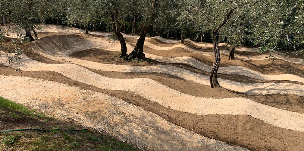 All'interno del liceo di Brenzone, ci sono una pump track e un percorso da downhill