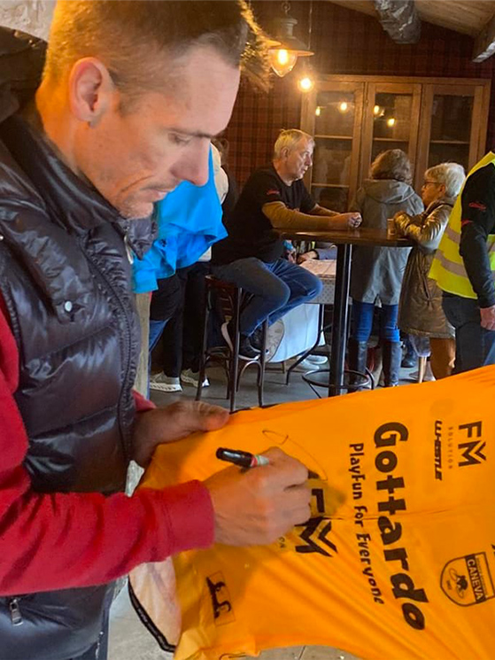 Trasferta alla Philippe Gilnert Juniors per la Gottardo Giochi-Caneva, ottobre 2025, Philippe Gilbert firma la maglia della Gottardo Giochi-Caneva