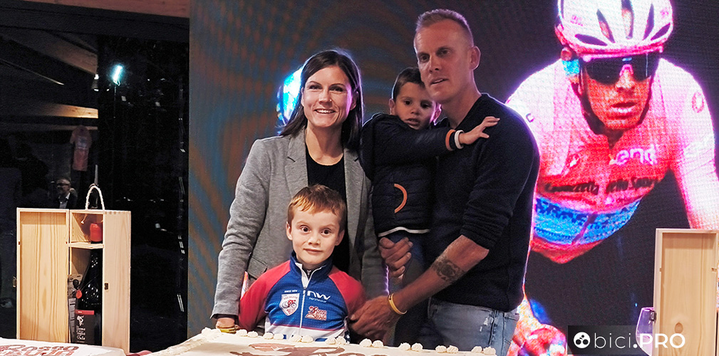 Foto di famiglia per Alessandro De Marchi, sua moglie Anna, Andrea il più grande e Giovani