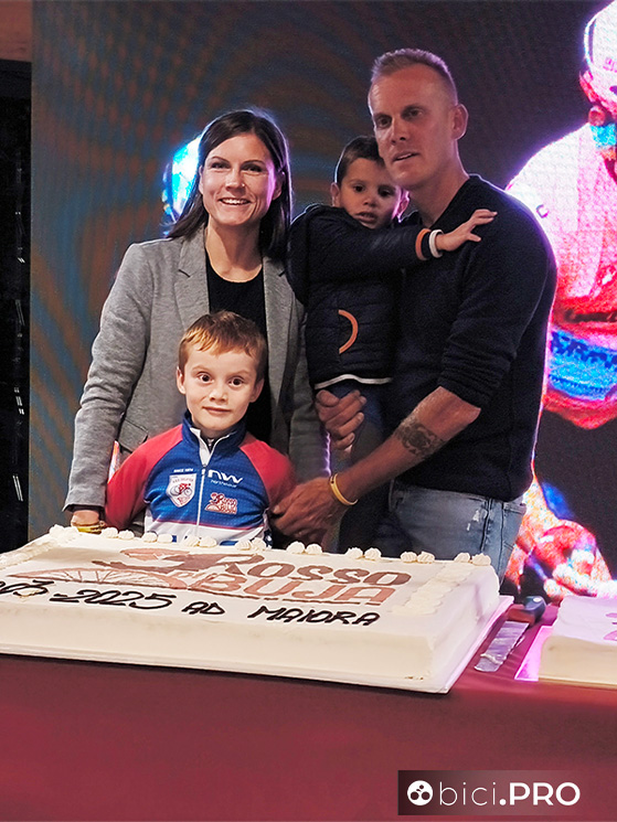 Foto di famiglia per Alessandro De Marchi, sua moglie Anna, Andrea il più grande e Giovani