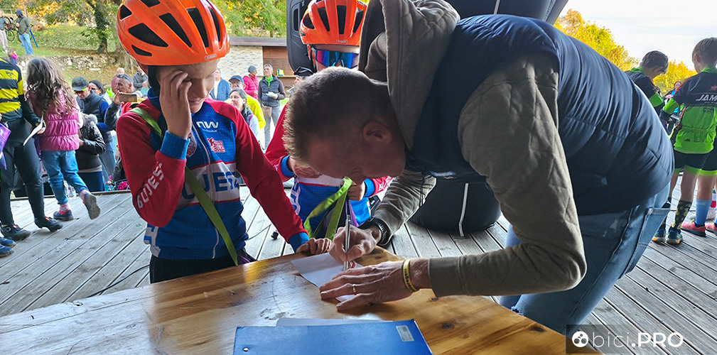 Un autografo sul diploma di fine gara è il ricordo più bello per i bambini, oltre alla musette della Jayco-AlUla e la borraccia