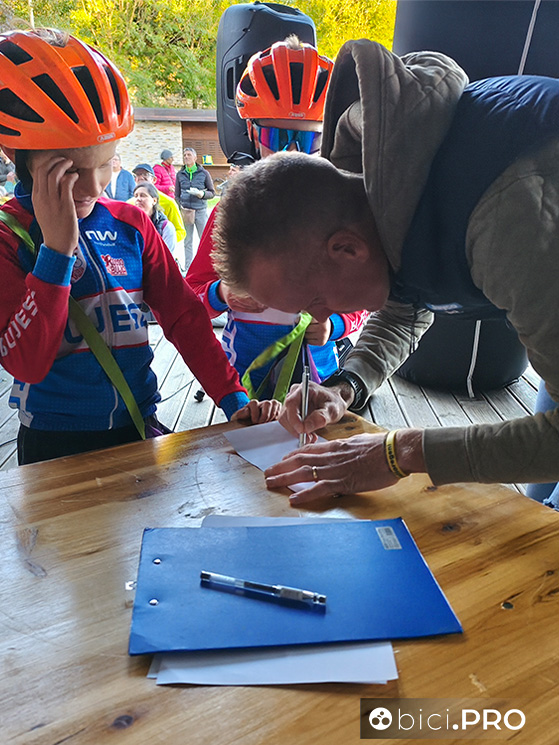 Un autografo sul diploma di fine gara è il ricordo più bello per i bambini, oltre alla musette della Jayco-AlUla e la borraccia