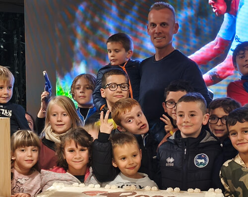 Festa Alessandro De Marchi, Buja, 25 ottobre 2025, torta con i bambini