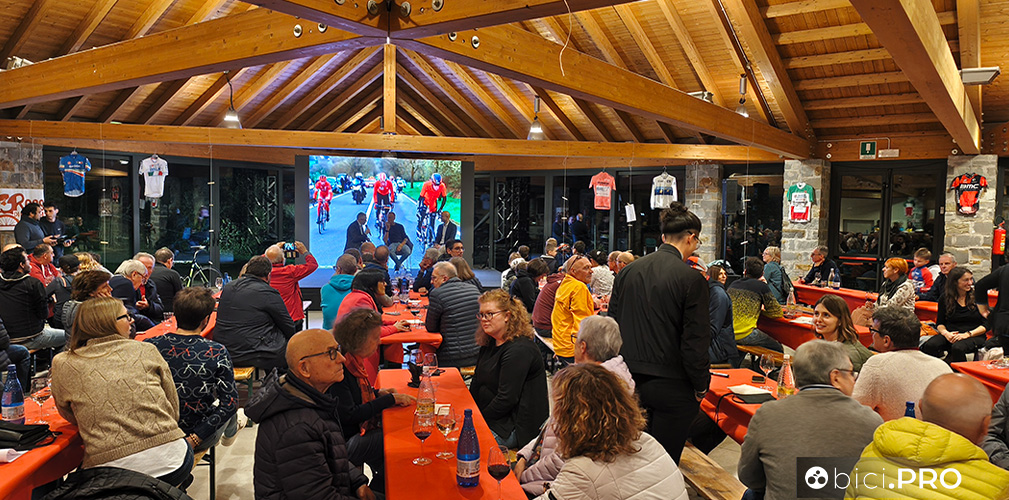 Il salone di Monte Buja si è animato dalle 18, fra immagini di gara, racconti di De Marchi, vino e buon cibo