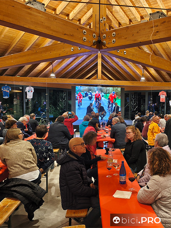 Il salone di Monte Buja si è animato dalle 18, fra immagini di gara, racconti di De Marchi, vino e buon cibo