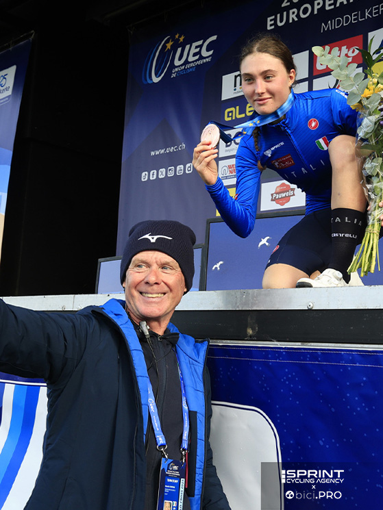 La rassegna di Middelkerke si era aperta con il bronzo di Nicole Azzetti fra le junior (qui insieme al cittì Pontoni)