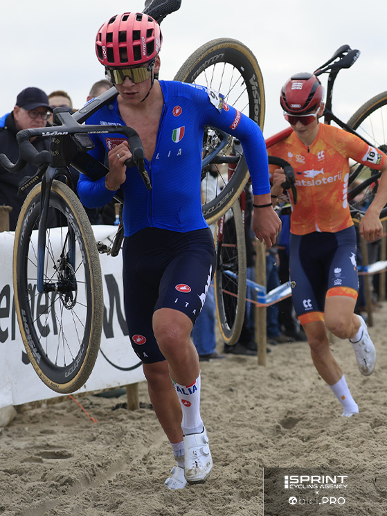 Il momento dell'attacco di Agostinacchio, Haverdings prova a tenere ma cederà poco dopo