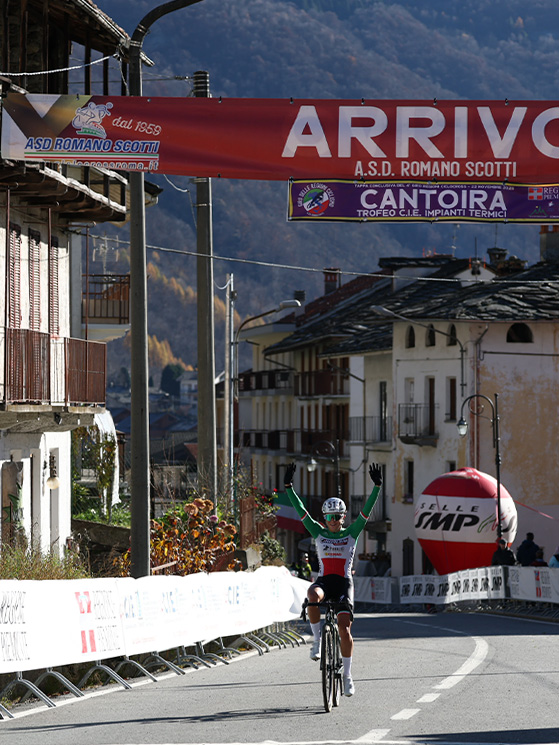 L'arrivo della Borello, per lei tre vittorie di tappa e la conquista della maglia davanti a Rizzi e Gariboldi