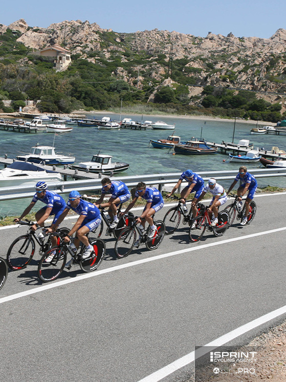 Il contenimento dei costi logistici potrebbe rilanciare l'Italia come sede dei ritiri. La Quick Step faceva spesso preparazione in Sardegna