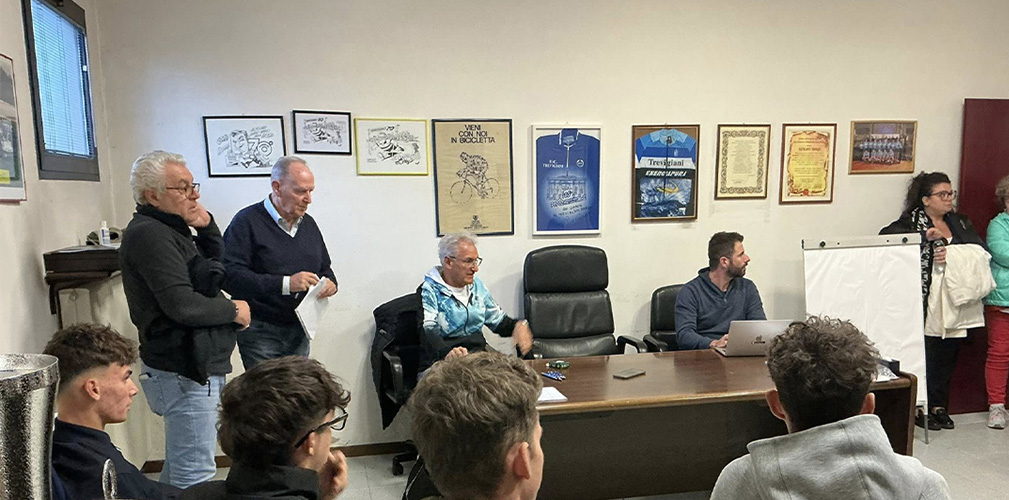 Un momento della riunione d'inizio mese, prima presa di contatto per i tanti nuovi elementi della Trevigiani con De Candido e lo staff