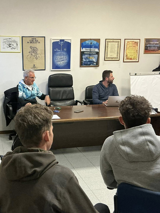 Un momento della riunione d'inizio mese, prima presa di contatto per i tanti nuovi elementi della Trevigiani con De Candido e lo staff