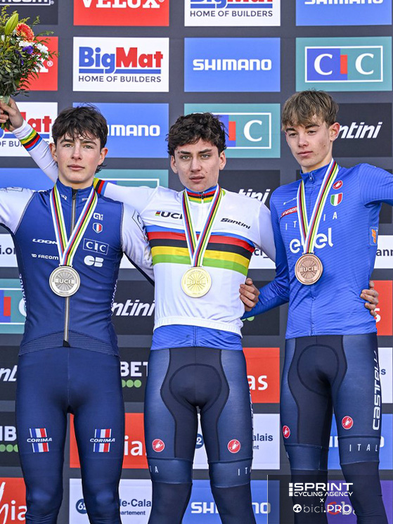 Il podio dei mondiali di febbraio, con Grigolini bronzo a 30" dall'iridato Agostinacchio