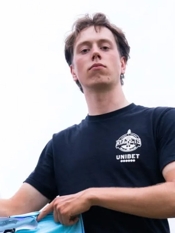 Matyas con la maglia Unibet il giorno della firma. Con lui approda nel team anche suo fratello Tomas