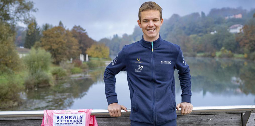 Omrzel a casa con al fianco la maglia rosa conquistata al Giro NextGen (foto Ana Kovac)