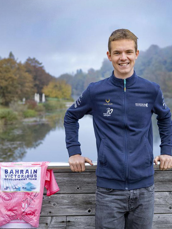 Omrzel a casa con al fianco la maglia rosa conquistata al Giro NextGen (foto Ana Kovac)