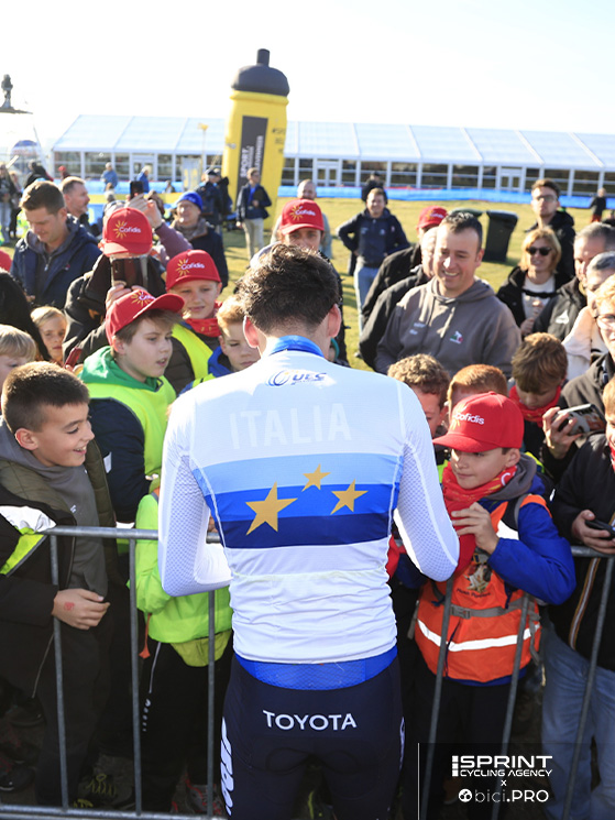 Tanta gente intorno al box azzurro, a conferma del completo rilancio d'immagine della nostra nazionale
