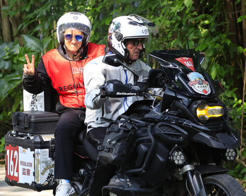 Valentina Scandolara e Guido Bontempi sulla moto del regolatore di gara al Tour of Guangxi