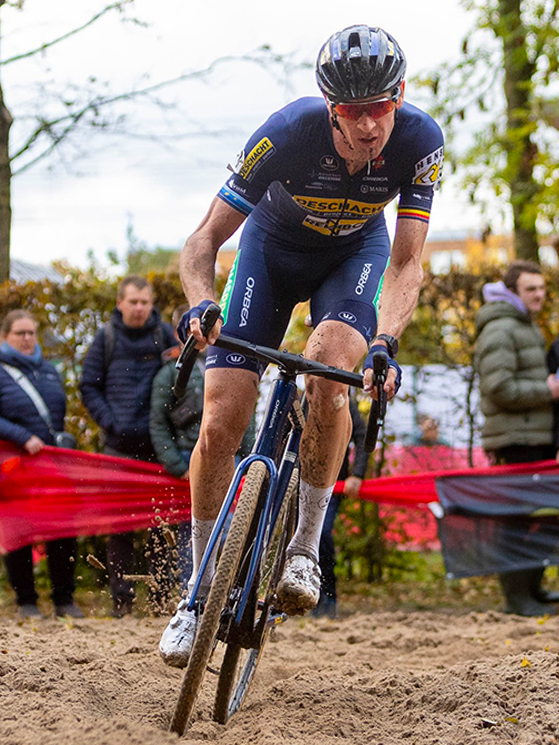 Una Orbea Orca (da strada) sul gradino più alto del podio nel cx