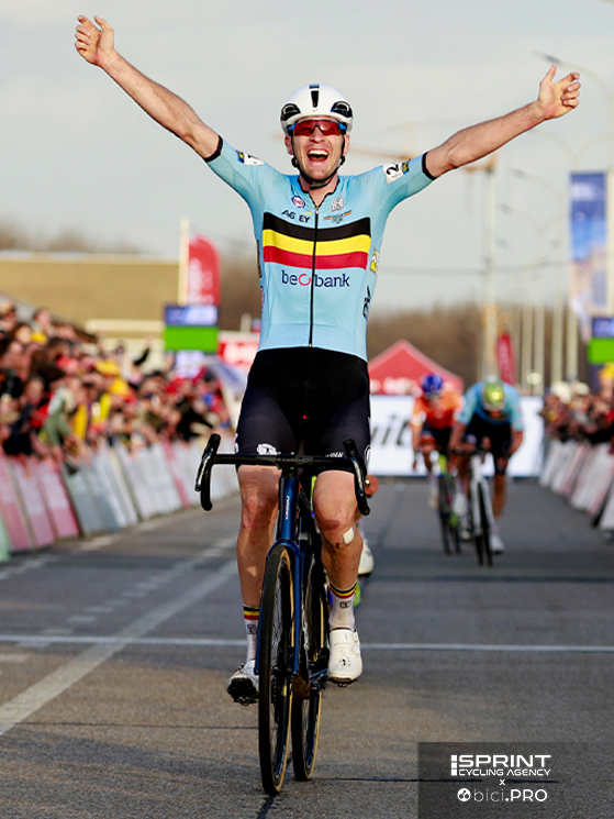 Una Orbea Orca (da strada) sul gradino più alto del podio nel cx