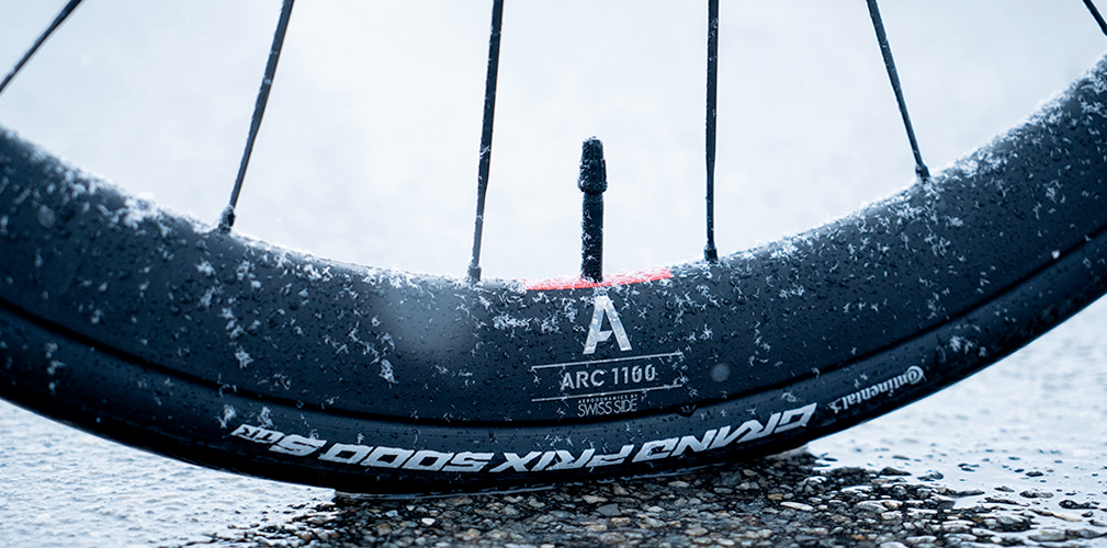 1174 grammi e raggi in carbonio. Le nuove DT Swiss da 38