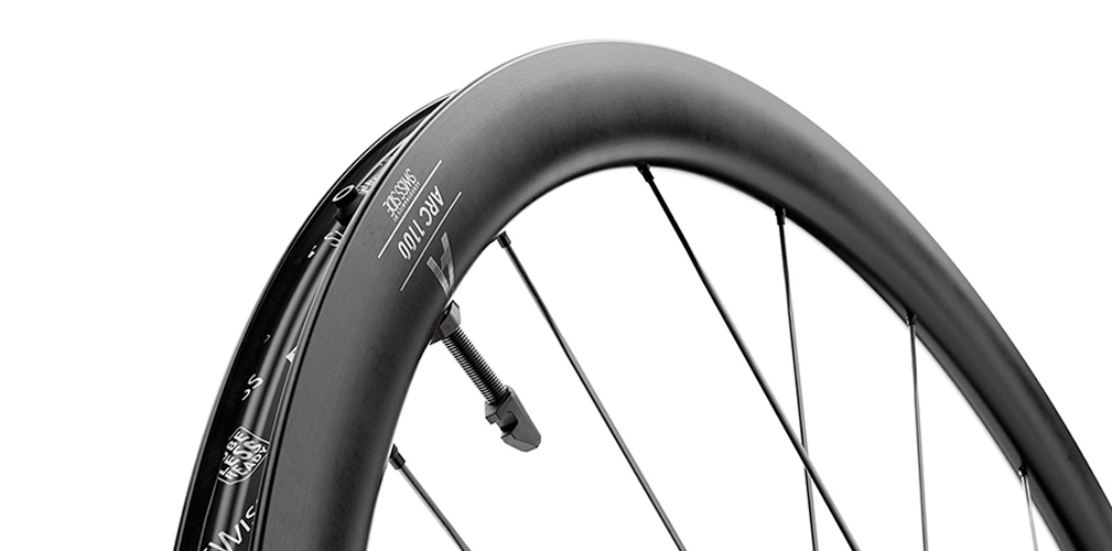 1174 grammi e raggi in carbonio. Le nuove DT Swiss da 38