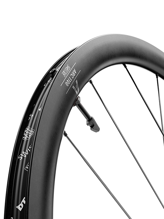 1174 grammi e raggi in carbonio. Le nuove DT Swiss da 38