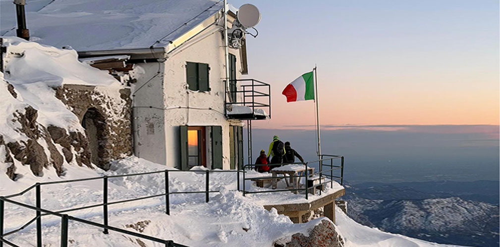 Almeno una volta all'anno, Conca e i suoi amici salgono quassù nelpomeriggio e ripartono l'indomani (immagine Instagram)